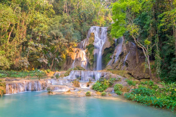 Waterfall in rain forest (Tat Kuang Si Waterfalls at Luang praba — Stock Photo, Image