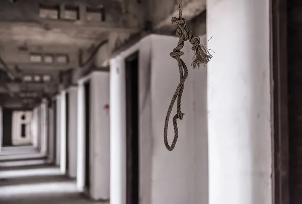 Corda para cometer suicídio Dentro de um antigo prédio abandonado — Fotografia de Stock