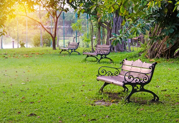 在美丽的绿色公园的长椅上 — 图库照片