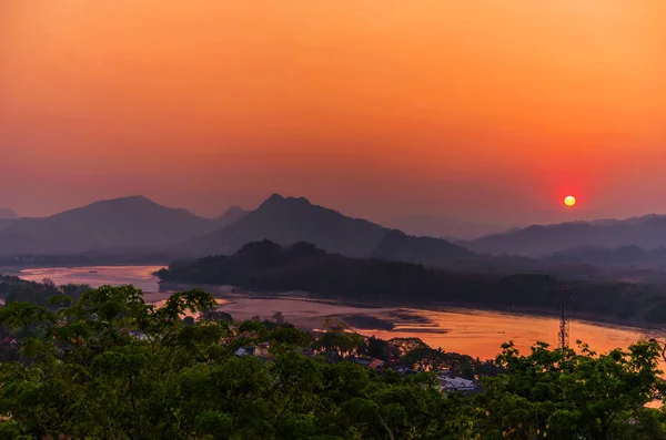 Hermosa puesta de sol sobre el lago en Luang Prabang, Laos —  Fotos de Stock