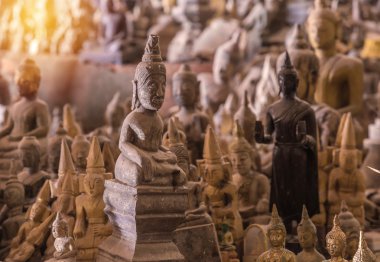 Laos mağarada eski Buda heykeli