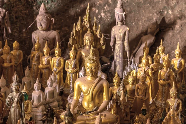 La vecchia statua di Buddha nella grotta del Laos — Foto Stock