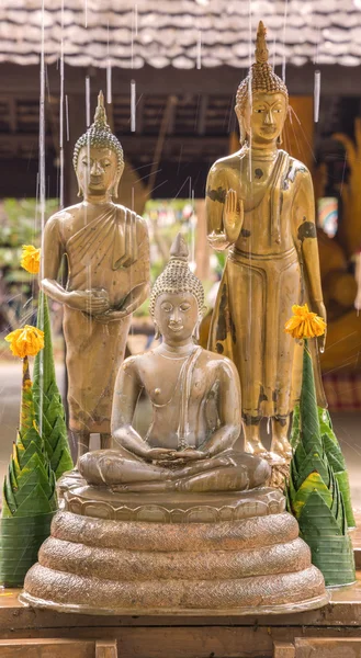 Thai Buddha staty med vattenfall — Stockfoto