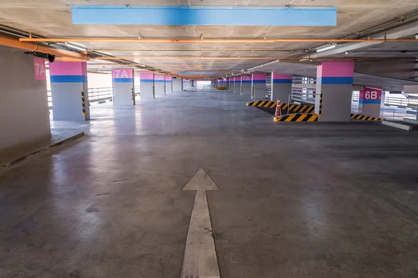 Pusty parking w garażu w budynku — Zdjęcie stockowe