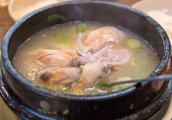 Hühnersuppe mit Ginseng, koreanisches Essen — Stockfoto