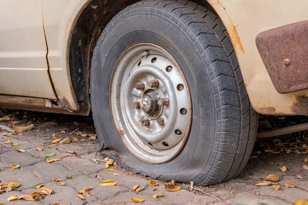 Beschadigde band op auto wiel gedefleerd aan de hand — Stockfoto