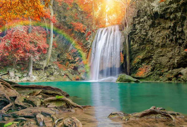 Maravillosa cascada con arco iris y hoja roja en el bosque profundo en —  Fotos de Stock