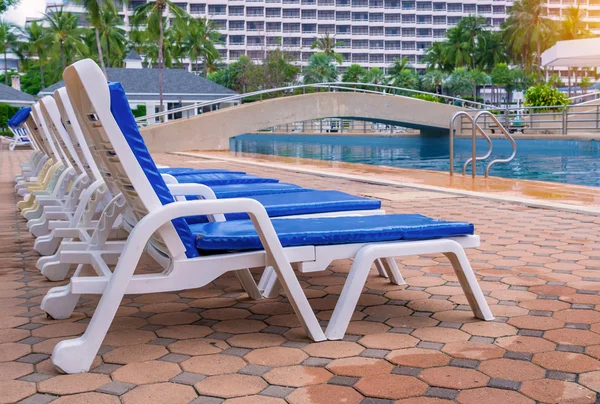 Luxus-Pool mit weißen Liegestühlen — Stockfoto