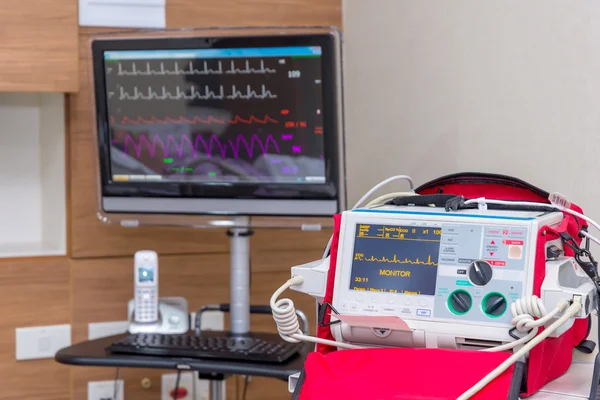 Defibrillator im Krankenhauszimmer mit medizinischen Geräten — Stockfoto