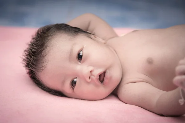 Портрет милой новорожденной девочки на кровати — стоковое фото