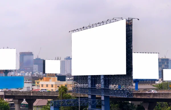 Große leere Plakatwand mit Hintergrund mit Stadtblick — Stockfoto