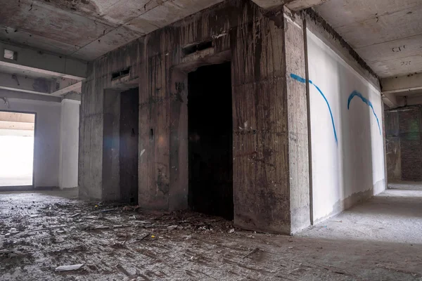 A l'intérieur d'un ancien bâtiment abandonné avec construction inachevée — Photo