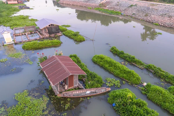 Wood home in river, Thai culture and life style beside canal — Stock Photo, Image