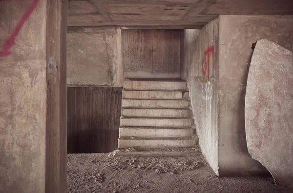 Dentro do antigo edifício abandonado com construção inacabada — Fotografia de Stock