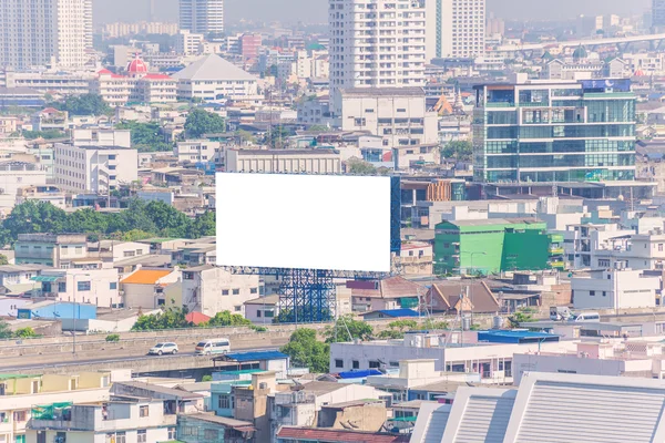 Cartelera en blanco grande con fondo de vista de ciudad —  Fotos de Stock