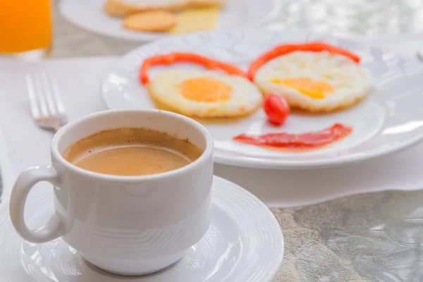 Heißer Kaffee mit fröhlichem Gesicht beim Eier braten Frühstück — Stockfoto