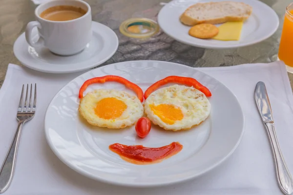 Glückliches Gesicht beim Eier braten Frühstück — Stockfoto