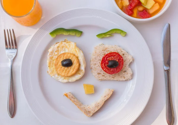 Glückliches Gesicht beim Eier braten Frühstück — Stockfoto