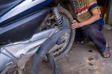 garaj mekanik değişen motosiklet lastiği