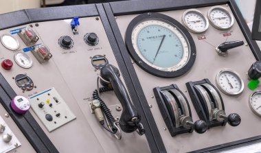 Kontrol panelinde bir kokpit aletleri ekipmanları ile