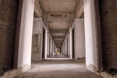 İçinde bina inşaat bitmemiş ile terk edilmiş