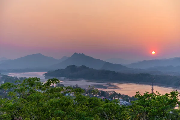 Belo pôr do sol sobre o lago em Luang Prabang, Laos — Fotografia de Stock