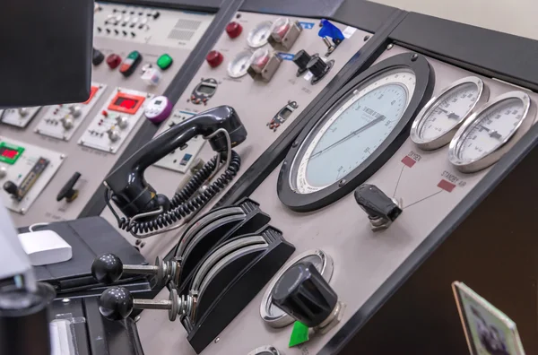 Kontrol panelinde bir kokpit aletleri ekipmanları ile