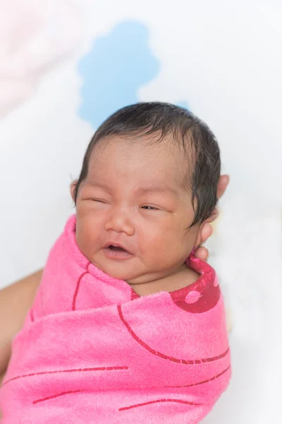 Nouveau-né prendre un bain par mère à la maison, asiatique enfant — Photo