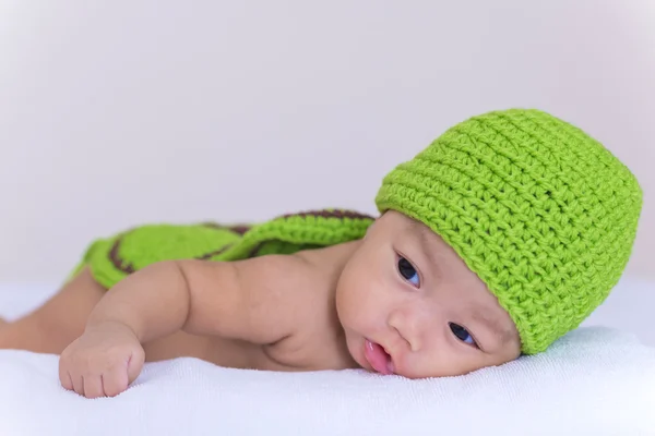 Portret van schattige pasgeboren babymeisje op het bed — Stockfoto