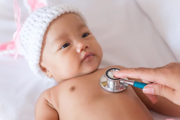 Médico pediátrico examina bebé recién nacido niña con estetoscopio en hos — Foto de Stock