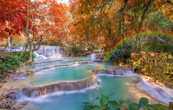 Wasserfall im Regenwald (tat kuang si waterfalls at luang praba — Stockfoto