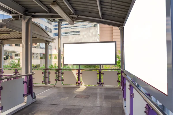 Velké prázdné billboard na nadjezd s město na pozadí. — Stock fotografie