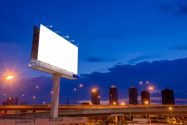 Tom billboard på twilight tid för annons — Stockfoto