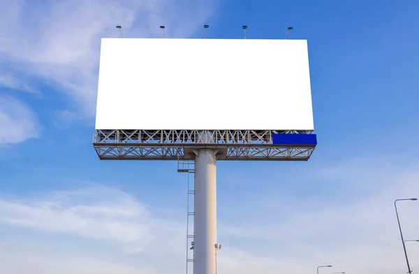 Gran valla publicitaria en blanco con vista a la ciudad y fondo —  Fotos de Stock