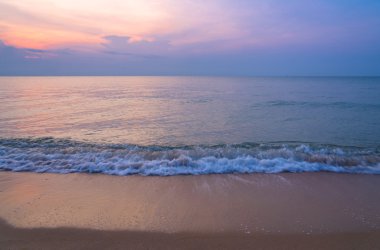 Sunrise beach andaman Denizi üzerinde 