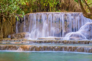 Şelale (Tat Kuang Si Waterfalls Luang praba, yağmur ormanlarında