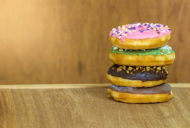 ahşap arka plan üzerinde çeşitli sırlı donuts izole.