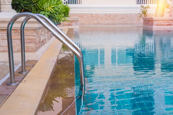 Piscine bleue à l'hôtel avec escalier. — Photo