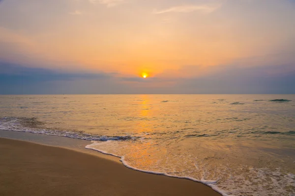 Sunrise on the beach of andaman sea. — Stock Photo, Image