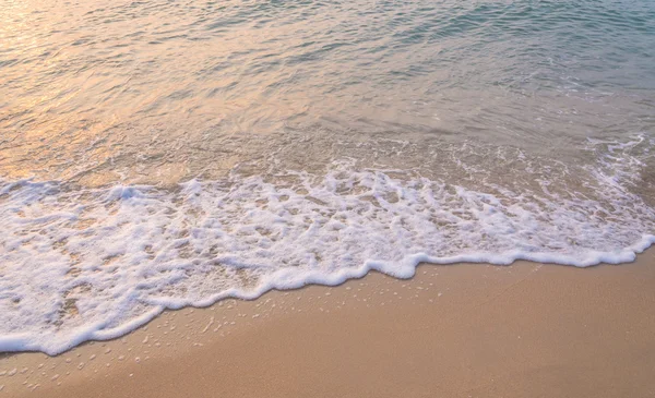 Våg av havet på sandstranden. — Stockfoto