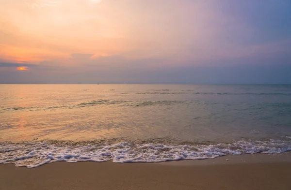 Sunrise on the beach of andaman sea. — Stock Photo, Image