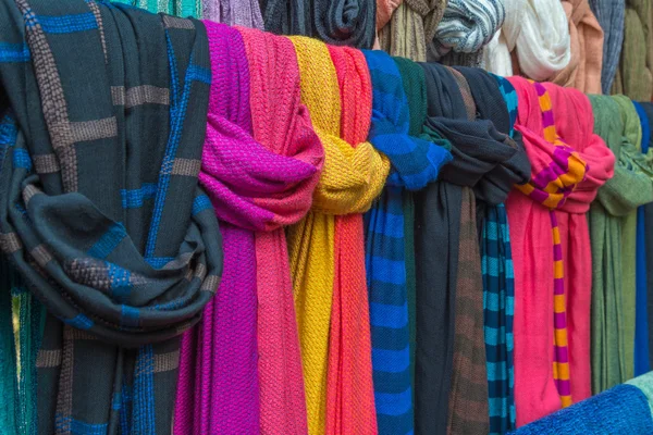 Colorido de bufandas en un mercado textil — Foto de Stock