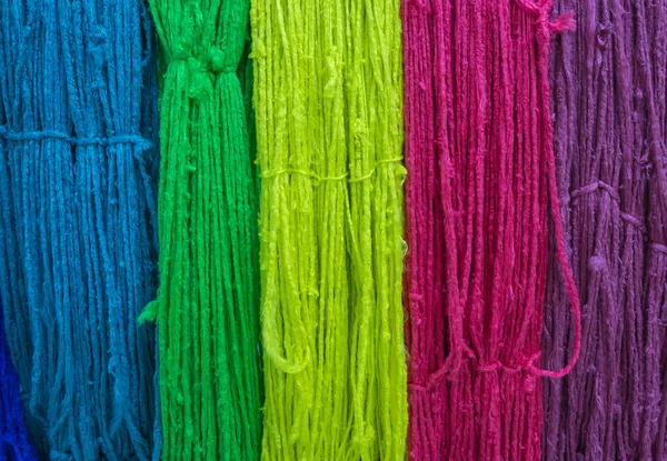 Цветные шелковые нити для фона — стоковое фото