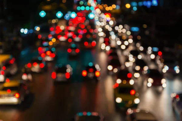 Fluxos de luz provenientes do tráfego em curso na estrada distrital de negócios — Fotografia de Stock