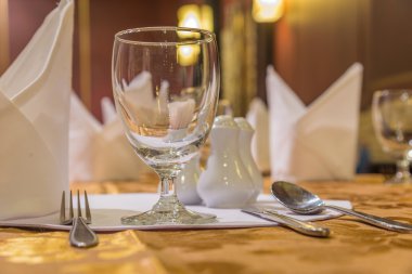 Elegance gözlük masada yemek oda kurmak.