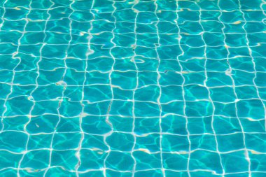 güneşli yansımaları ile mavi Yüzme Havuzu.