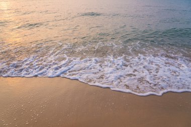 kumlu sahilde deniz dalgası.