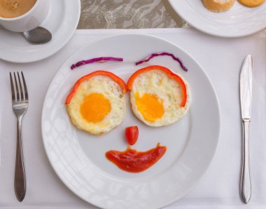 mutlu yüz yumurta kahvaltı kızartma
