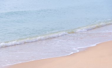 kumlu sahilde deniz dalgası