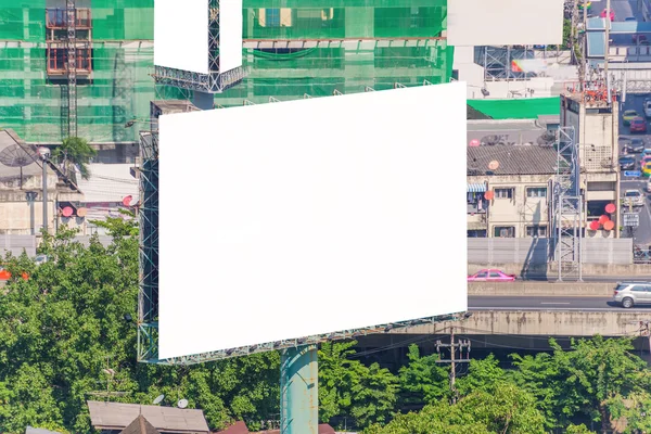 Große leere Werbetafel auf Überführung mit Hintergrund zur Stadtansicht. — Stockfoto